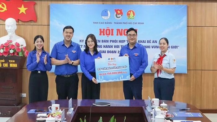 Đại diện Ban Thường vụ Thành Đoàn Thành phố Hồ Chí Minh trao tặng 3 căn “Nhà Khăn quàng đỏ” cho thiếu nhi có hoàn cảnh khó khăn ở Cao Bằng.