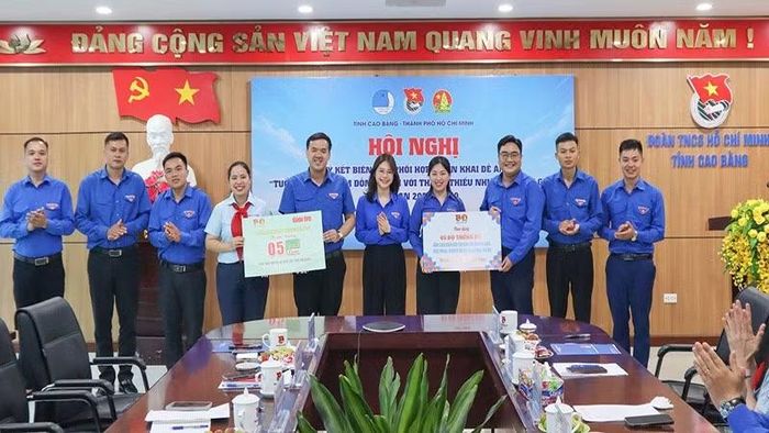 Đại diện Ban Thường vụ Thành Đoàn Thành phố Hồ Chí Minh trao tặng 5 bộ trống Đội và 5 tủ sách cho thiếu nhi ở 5 xã biên giới đặc biệt khó khăn thuộc tỉnh Cao Bằng.