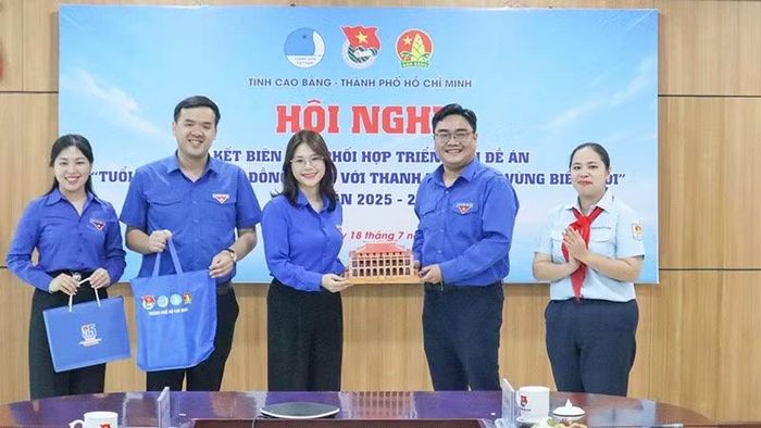 Ban Thường vụ Thành Đoàn Thành phố Hồ Chí Minh tặng quà lưu niệm đến Ban Thường vụ Tỉnh Đoàn Cao Bằng.