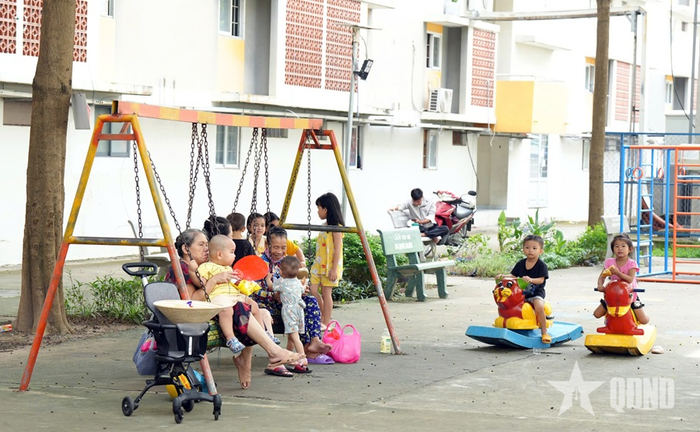 Cư dân sinh hoạt ở không gian công cộng tại Khu nhà ở xã hội Becamex Định Hòa do Tập đoàn Becamex đầu tư. Ảnh: HẠ LONG