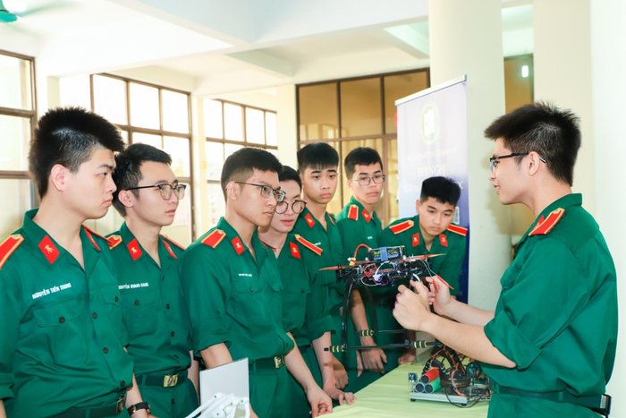 Học viên Học viện Kỹ thuật Quân sự tích cực tham gia nghiên cứu khoa học-công nghệ. Ảnh: NGUYỄN THƯƠNG