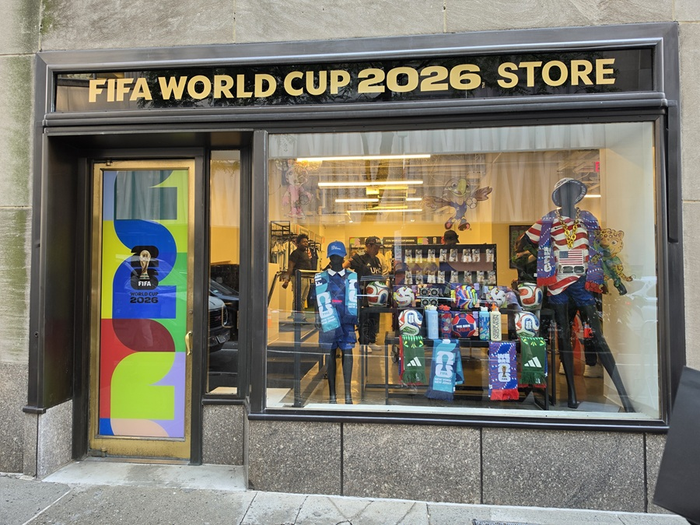 Một cửa hàng bán đồ lưu niệm World Cup 2026 của FIFA tại New York, Mỹ.