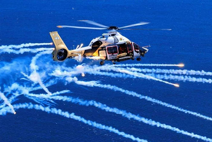  Trực thăng H160M Guepard của Pháp đã hoàn thành đợt bắn đạn thật đầu tiên tại căn cứ Cazaux. Ảnh: Airbus 