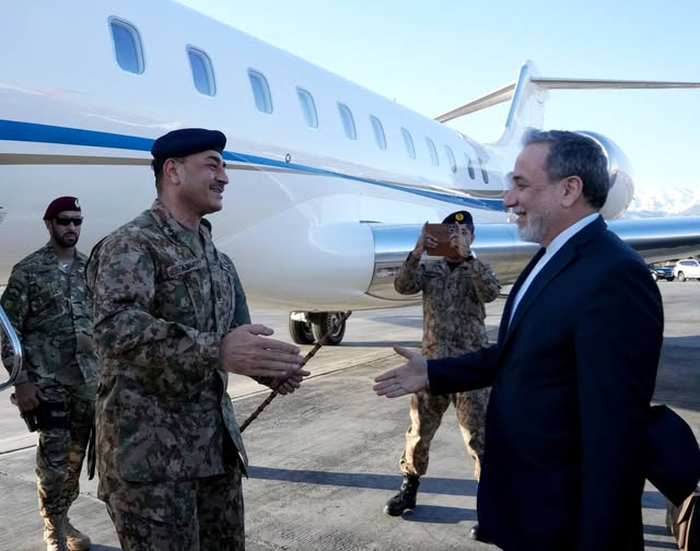 Ngoại trưởng Iran Abbas Araghchi đón Thống chế Asim Munir, Tư lệnh quân đội Pakistan tại Tehran hôm 15-4. Ảnh: Bộ Ngoại giao Iran