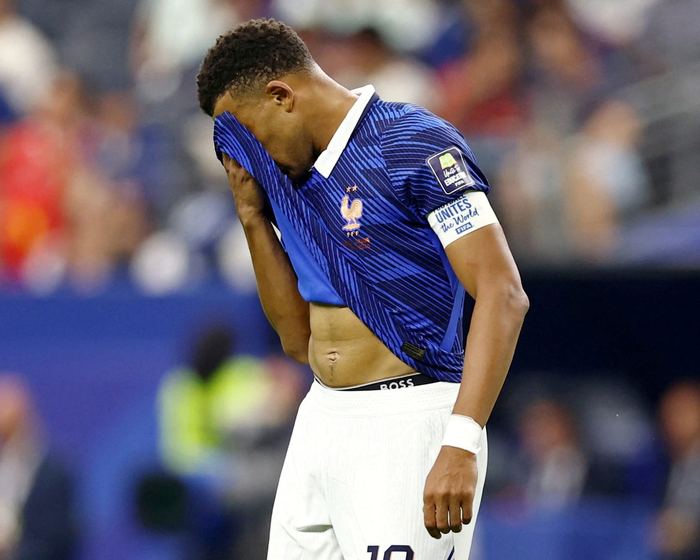 Mbappe cần phải vực dậy tinh thần bởi anh vẫn còn cuộc đua Chiếc giày vàng với Messi. Ảnh: Getty 