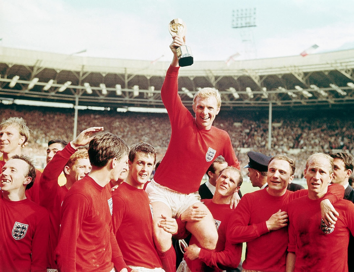  Một tháng sau vụ việc, đội tuyển Anh nâng cao chính chiếc Cúp Jules Rimet sau khi vô địch World Cup 1966. Ảnh: Getty Images 