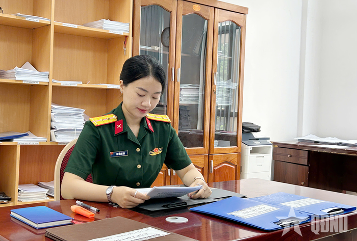 Trung úy QNCN Chu Vũ Anh Hoa trong giờ làm việc. 