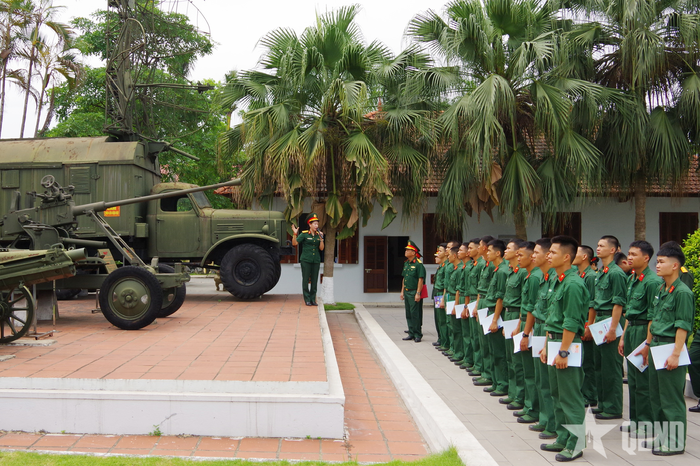 Đảng viên mới và quần chúng ưu tú tham quan, học tập truyền thống tại Bảo tàng LLVT Quân khu 1.