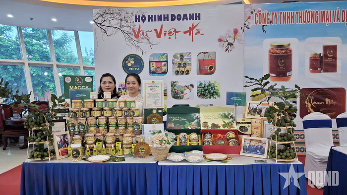 Một gian hàng trưng bày, giới thiệu sản phẩm mắc ca bên lề diễn đàn. 
