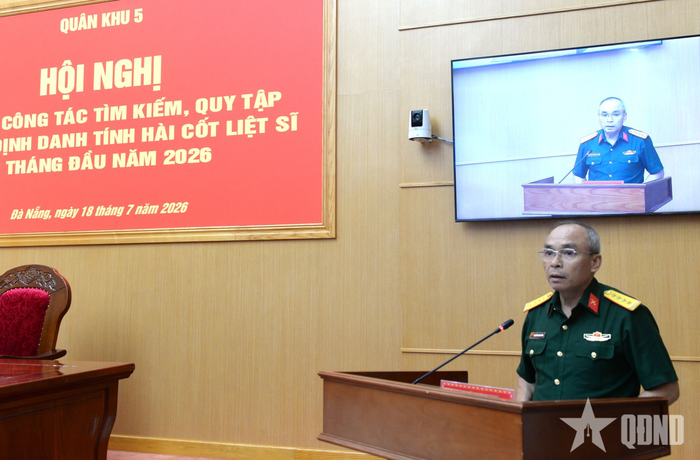 Đại tá Nguyễn Thanh Xuân, Phó chủ nhiệm Chính trị, Phó trưởng ban Thường trực Ban chỉ đạo tìm kiếm, quy tập và xác định danh tính hài cốt liệt sĩ Quân khu 5 báo cáo kết quả thực hiện nhiệm vụ tìm kiếm, quy tập và xác định danh tính hài cốt liệt sĩ 6 tháng đầu năm 2026.