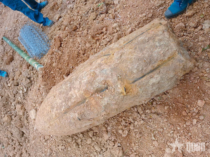Quả bom phá ký hiệu M117, nặng khoảng 350kg, còn nguyên kíp nổ.