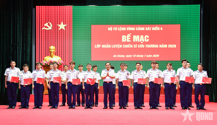Trao giấy chứng nhận cho các học viên hoàn thành khóa huấn luyện chiến sĩ cứu thương.