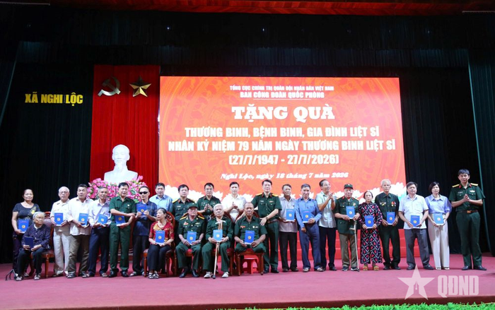 Trao quà tặng các gia đình chính sách.