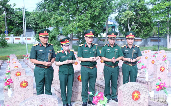 Đoàn công tác dâng hương tưởng niệm các anh hùng liệt sĩ tại Nghĩa trang Liệt sĩ Nghi Lộc.