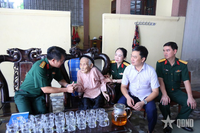 Đoàn công tác thăm, tặng quà Bà mẹ Việt Nam anh hùng Lê Thị Sáu tại phường Trường Vinh, tỉnh Nghệ An.