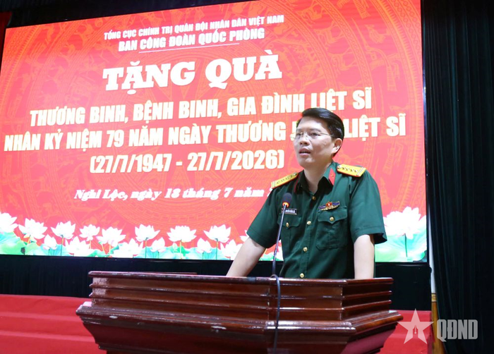 Đại tá Nguyễn Hồng Lợi, Trưởng ban Công đoàn Quốc phòng phát biểu tại buổi trao quà tặng các gia đình chính sách.