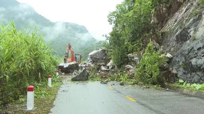Sạt lở đất đá tại tuyến đường tỉnh 184, đoạn từ xã Phú Linh đi xã Vị Xuyên (Tuyên Quang). Ảnh: TTXVN
