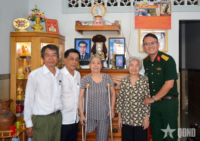 Bà Phan Thị Hồng (ở giữa), bà Phan Thị Thu (thứ hai, bên phải).