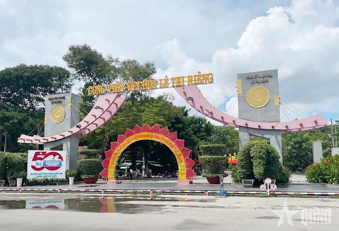 Cổng chính Công viên Lê Thị Riêng.