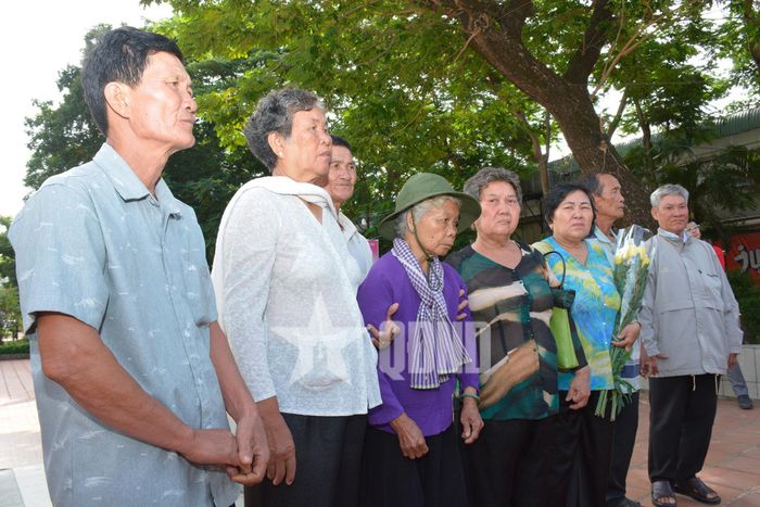 Bà Nguyễn Thị Lệ (người đội mũ), ông Huỳnh Văn Nhỏ (ngoài cùng, bên phải) và thân nhân liệt sĩ Huỳnh Văn Quên tại Công viên Lê Thị Riêng.
