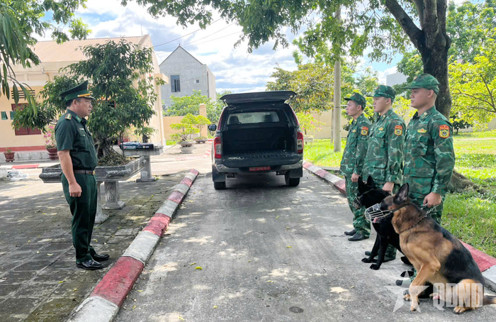 Đại tá, PGS, TS Nguyễn Quang Thuyên, Hiệu trưởng Trường Trung cấp 24 Biên phòng giao nhiệm vụ cho lực lượng tham gia tìm kiếm cứu nạn tại bản Chít, xã Mường Than, tỉnh Lai Châu.