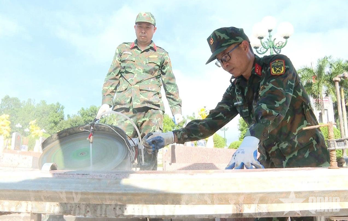 Trung tá QNCN Nguyễn Văn Ngọc vận hành máy mòi đá phục vụ hoàn nguyên phần mộ liệt sĩ tại Nghĩa trang Liệt sĩ Tông Khao, tỉnh Điện Biên.