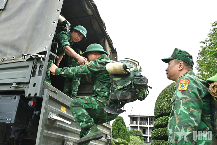 Nhanh chóng cơ động lên xe.