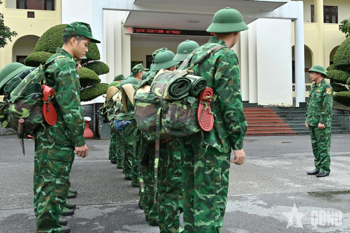 Đại tá Lê Công Thành, Phó chính ủy Ban chỉ huy Bộ đội Biên phòng tỉnh Lai Châu chủ trì, giao nhiệm vụ cho lực lượng tham gia giúp dân tại xã Mường Than và Than Uyên.