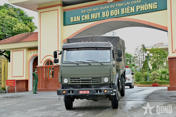 Lực lượng của Ban chỉ huy Bộ đội Biên phòng tỉnh Lai Châu khẩn trương lên đường giúp nhân dân.