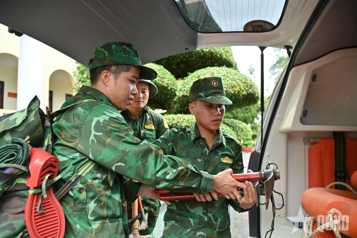 Cán bộ, chiến sĩ tập kết trang thiết bị chuyên dụng, phục vụ công tác tìm kiếm cứu nạn.
