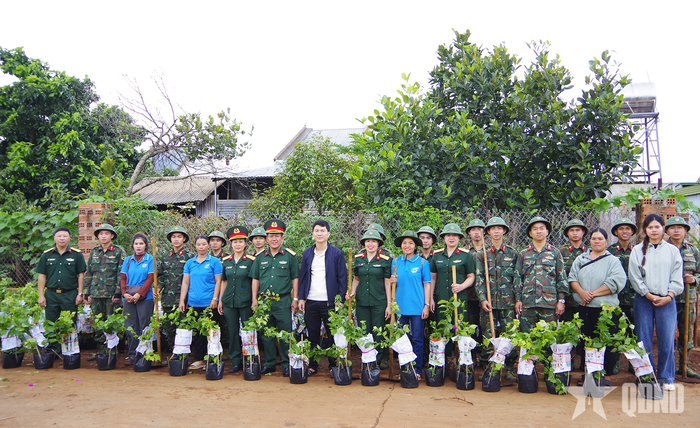 Cán bộ, chiến sĩ Trung đoàn 29 và đoàn viên, thanh niên xã Ia Băng chuẩn bị trồng cây xanh, dọn vệ sinh môi trường.