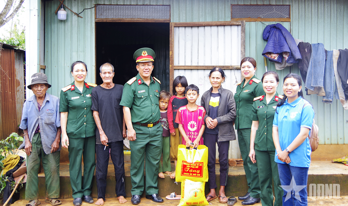 Thượng tá Trần Quốc Việt, Phó chính ủy Trung đoàn 29 và cán bộ, hội viên Hội Phụ nữ Trung đoàn trao quà tặng trẻ mồ côi.