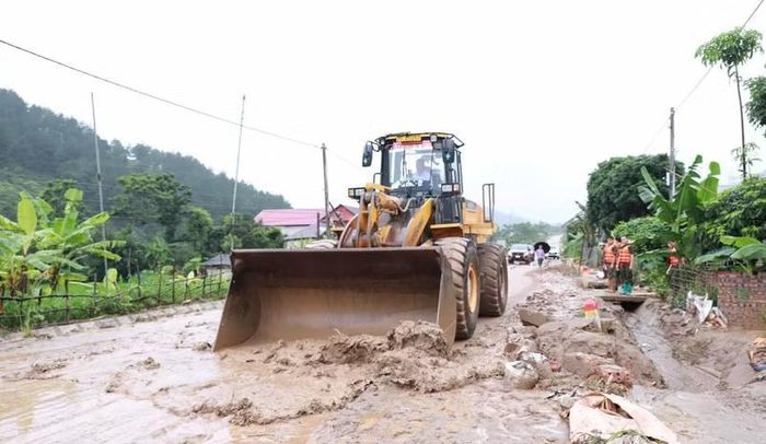 Các lực lượng nỗ lực khắc phục hậu quả mưa lũ tại xã Mường Than, tỉnh Lai Châu. Ảnh: TTXVN