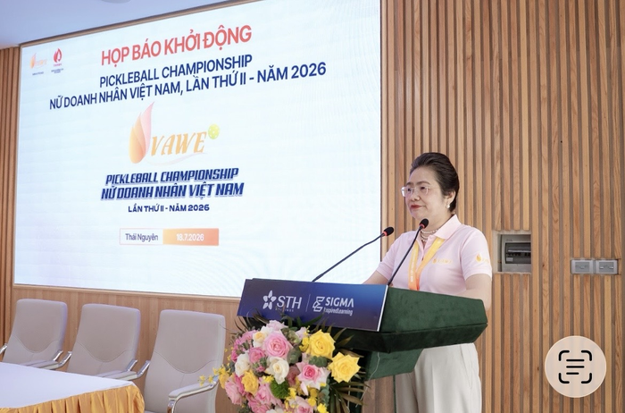 Bà Nguyễn Thị Vinh, Phó chủ tịch Hiệp hội Nữ doanh nhân Việt Nam, Chủ tịch Hội Nữ doanh nhân tỉnh Thái Nguyên - đơn vị đăng cai phát biểu tại họp báo.