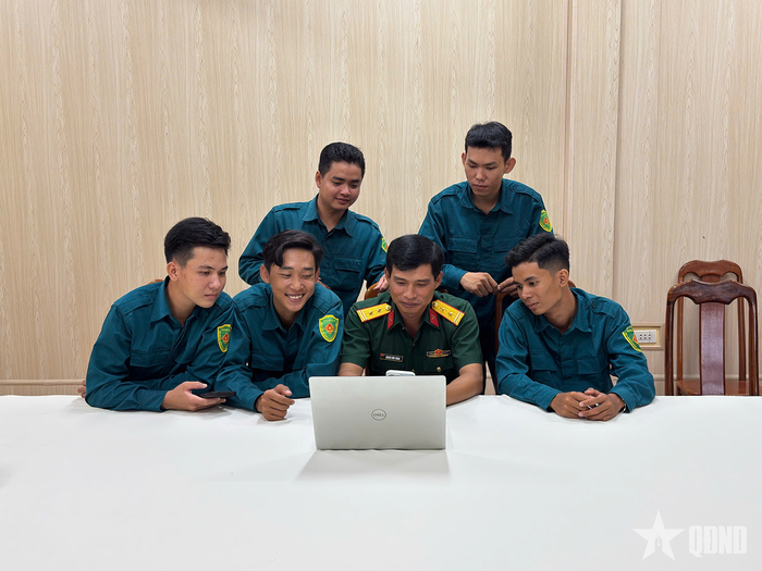 Ban CHQS xã Hưng Mỹ triển khai hiệu quả mô hình “Tổ tư vấn kỹ năng số”.