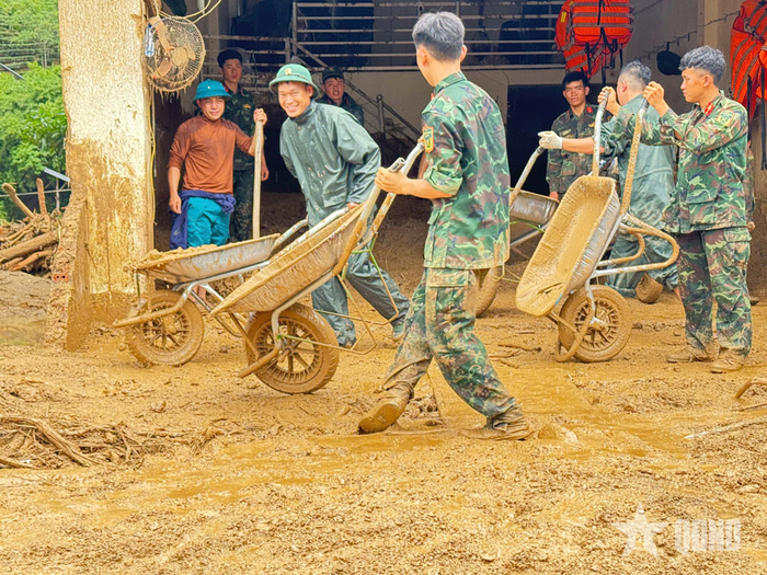 Cán bộ, chiến sĩ Cơ quan Bộ CHQS tỉnh Lai Châu giúp nhân dân bản Chít, xã Mường Than, tỉnh Lai Châu khắc phục hậu quả mưa lũ.