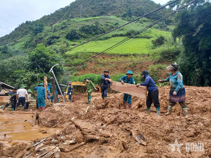 Cán bộ, chiến sĩ LLVT xã Ngọc Chiến, tỉnh Sơn La giúp nhân dân Bản Lọng Cang, xã Ngọc Chiến khắc phục hậu quả sau mưa lũ.