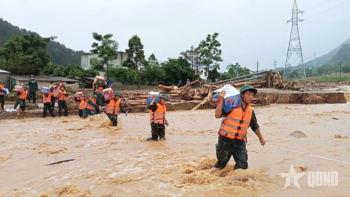 Cán bộ, chiến sĩ Trung đoàn 880, Bộ CHQS tỉnh Lai Châu vận chuyển nhu yếu phẩm và lương thực hỗ trợ nhân dân xã Mường Than, tỉnh Lai Châu.