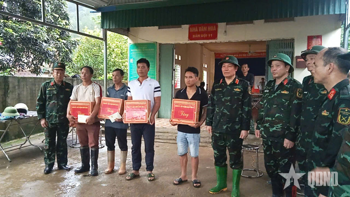Thiếu tướng Phạm Hùng Hưng, Phó tư lệnh Quân khu 2 (thứ tư, bên phải) cùng đoàn công tác trao quà tặng các gia đình có người tử vong, bị thiệt hại do mưa lũ tại bản Chít, xã Mường Than, tỉnh Lai Châu.