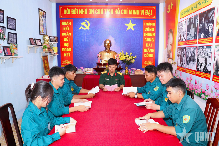 Cán bộ, chiến sĩ Ban CHQS phường Tăng Nhơn Phú nghiên cứu các tài liệu trong “Không gian văn hóa Hồ Chí Minh”.