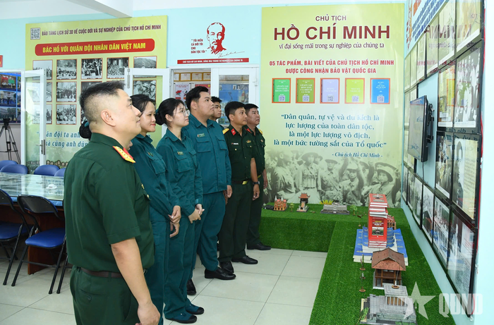 Cán bộ, chiến sĩ Ban CHQS phường An Phú Đông học tập, tìm hiểu tại “Không gian văn hóa Hồ Chí Minh”.