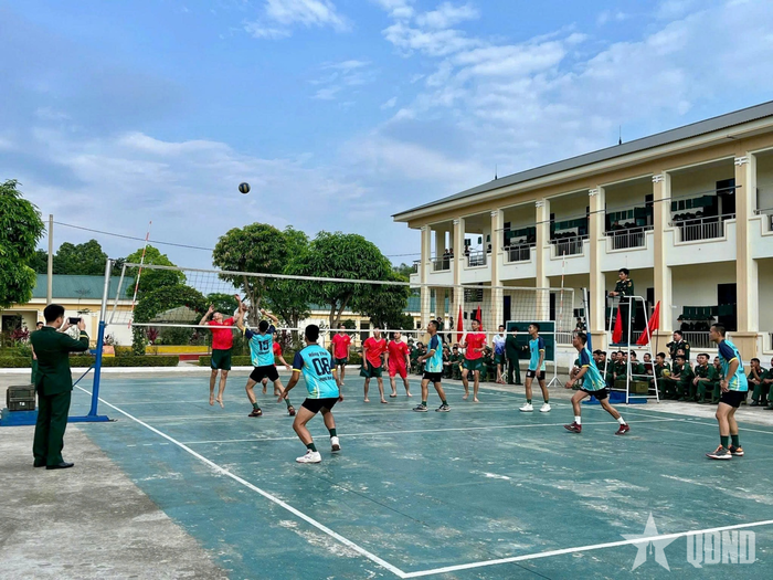 Trung đoàn 98 tổ chức vui chơi thể thao cuối tuần cho cán bộ, chiến sĩ.