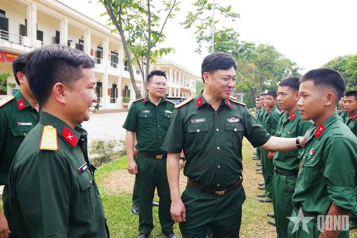 Đồng chí Phó chủ nhiệm Chính trị Quân khu 2 động viên cán bộ, chiến sĩ Trung đoàn 98.