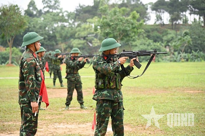 Chiến sĩ Trung đoàn 98 thực hành bắn súng STV 380 bài 1.