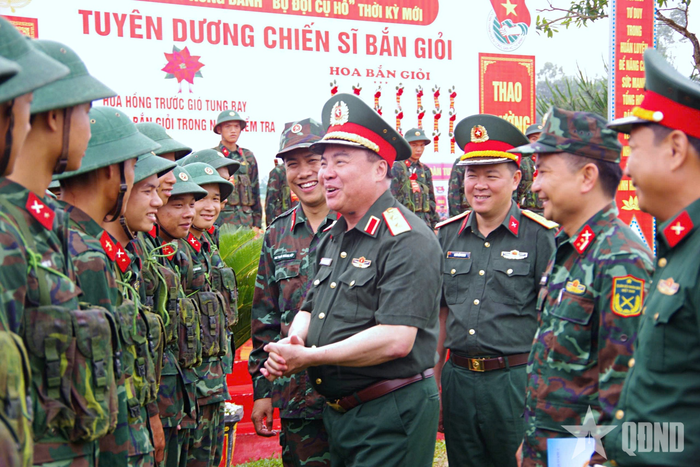 Trung tướng Phạm Đức Duyên, Chính ủy Quân khu 2 kiểm tra kết quả huấn luyện chiến sĩ mới tại Trung đoàn 98.