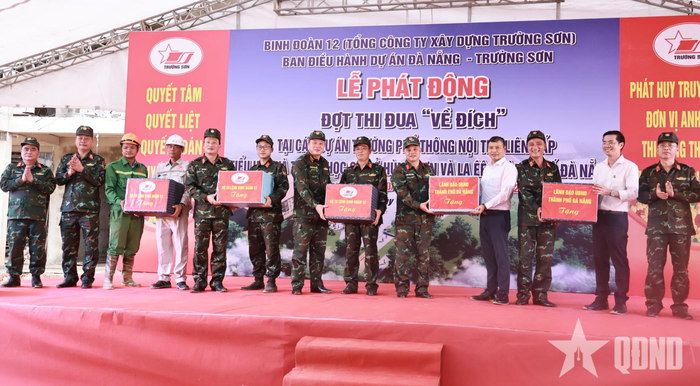Thủ trưởng Binh đoàn 12 và lãnh đạo thành phố Đà Nẵng trao quà động viên lực lượng trực tiếp thi công trên công trường.