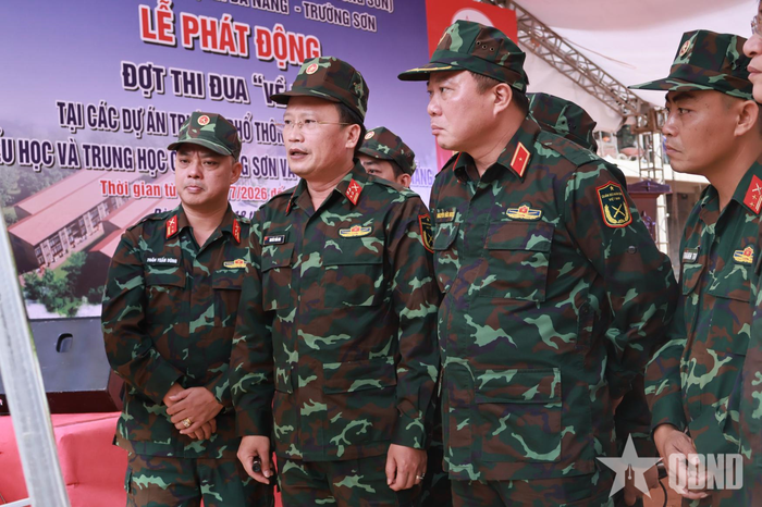 Thiếu tướng Nguyễn Hữu Ngọc, Tư lệnh Binh đoàn 12 cùng đoàn công tác kiểm tra tiến độ thi công tại hiện trường dự án.