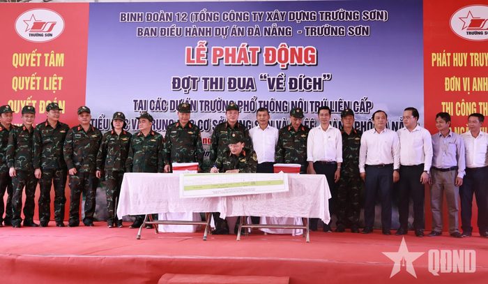 Các đại biểu, đại diện các đơn vị thi công ký kết giao ước thi đua, quyết tâm hoàn thành dự án đúng tiến độ.