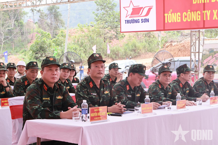 Các đại biểu tham dự lễ phát động thi đua.