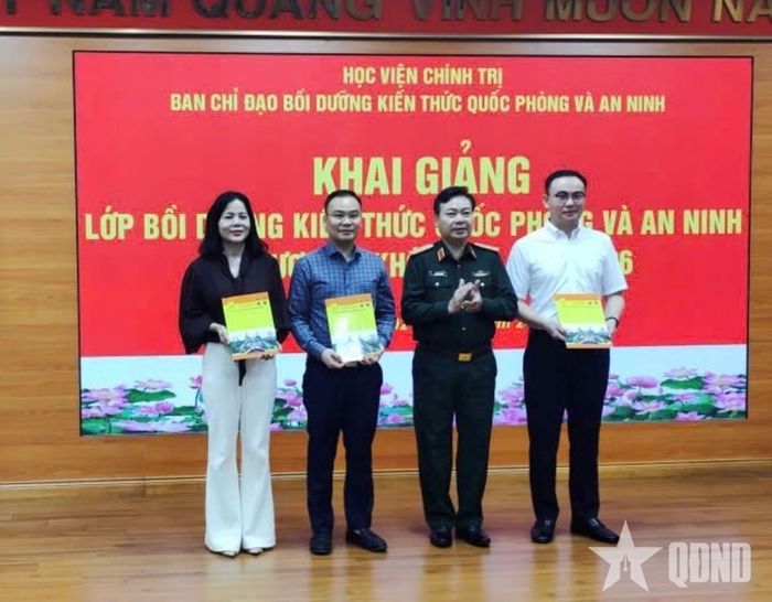 Học viện Chính trị trao quyết định chỉ định cán bộ kiêm chức Lớp bồi dưỡng kiến thức quốc phòng và an ninh đối tượng 2, khóa 139. Ảnh minh họa: qdnd.vn
